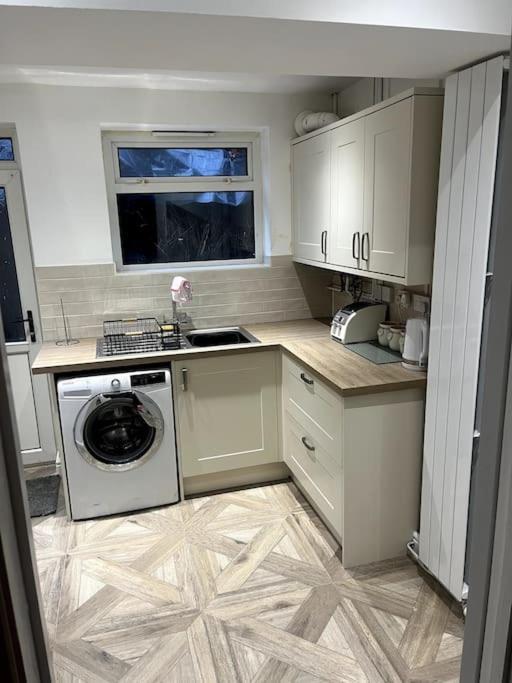 Modern Welsh Cottage Porth  Экстерьер фото